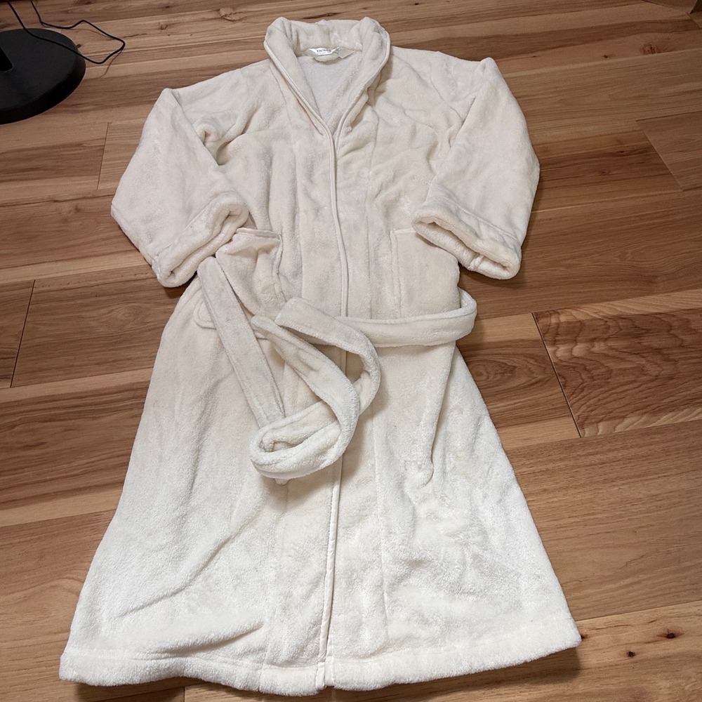 Nestwell Plush Bathrobe Women S/M Off White Soft Fleece Belted Pockets Cozy